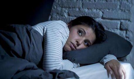 工作太劳累就容易入睡吗 为什么越累越睡不好